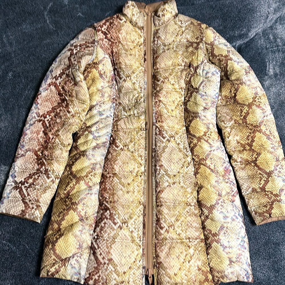 Reversable Guess coat🤎